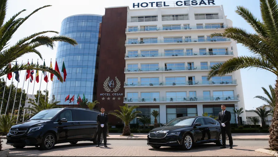 Chauffeur privé Tanger avec chauffeur professionnel et véhicule noir haut de gamme